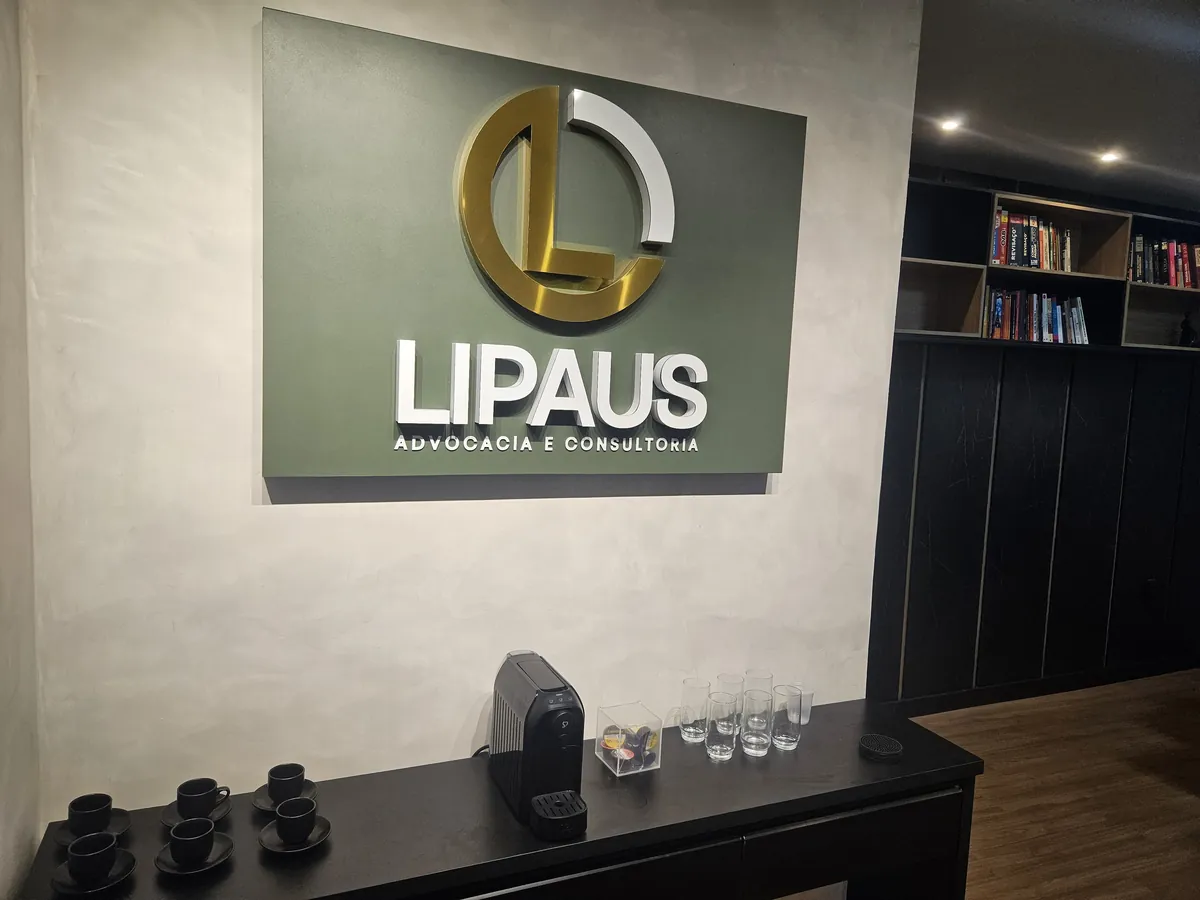 Recepção do escritório Lipaus Advocacia e Consultoria, com a logo na parede